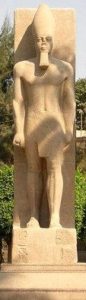 ラムセス2世の立像