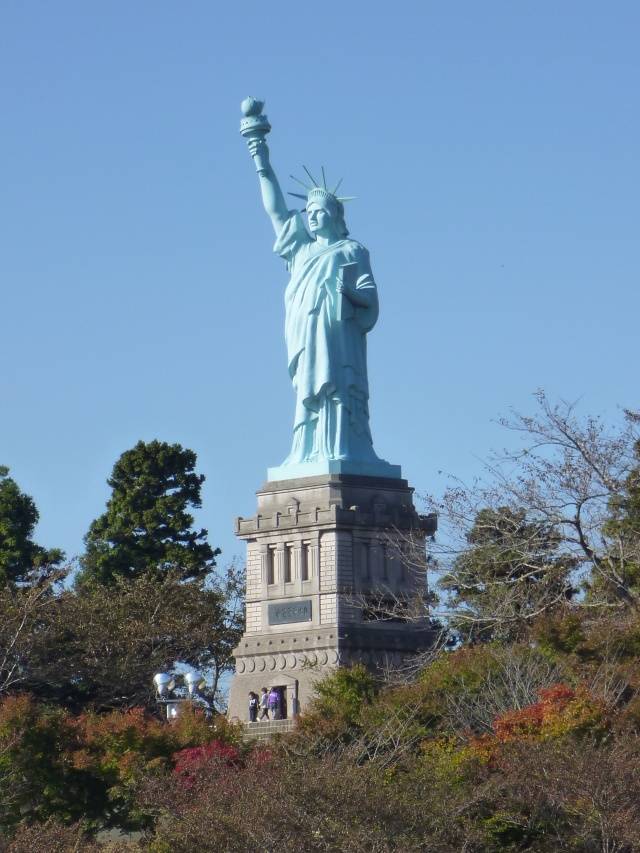 青森いちょう公園自由の女神2